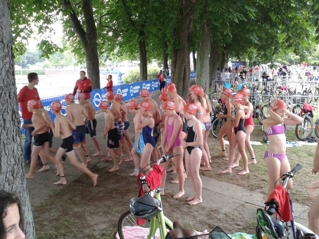 Schülerinnen und Schüler der 6.Klassen vor dem Start