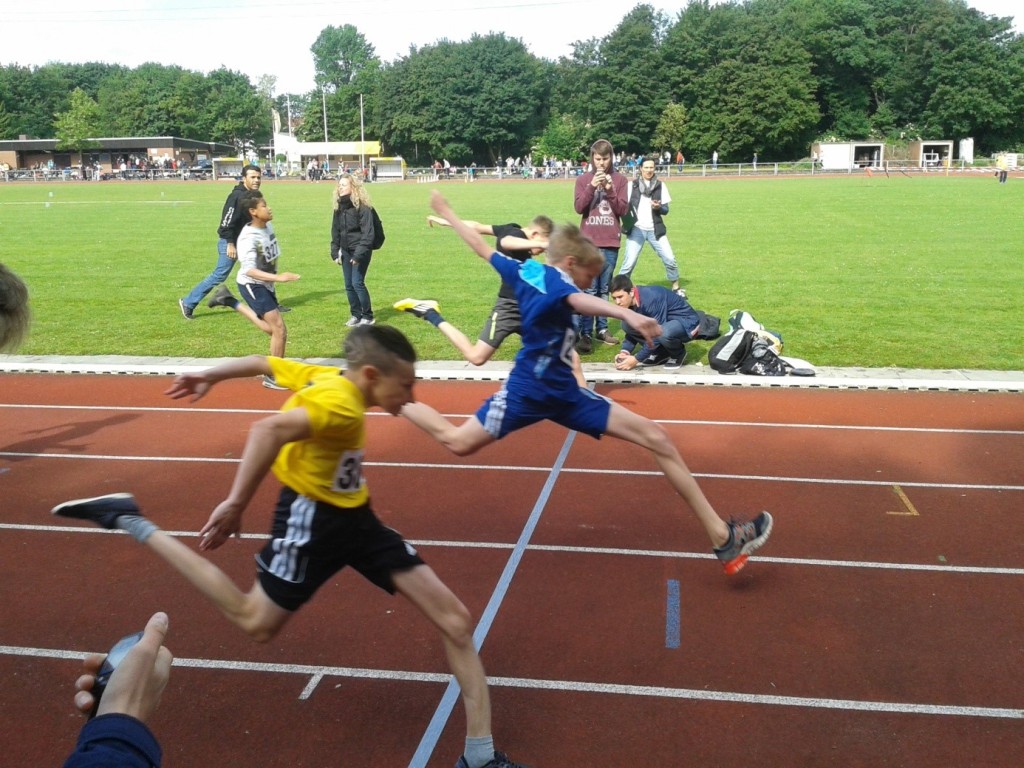 Zieleinlauf 75m-Finale: Sven Oppermann vor Linus Esch (hinten)