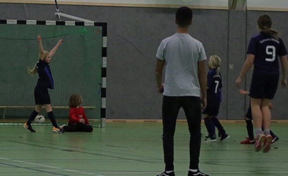 Junge in der 6. klasse mit einem älteren mädchen