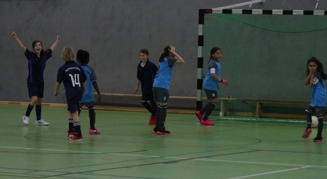 Junge in der 6. klasse mit einem älteren mädchen