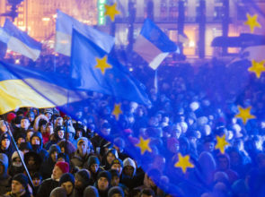 BILD: Pro EU-demonstrasjoner i Kiev Av Evgeny Feldman. Lisens: CC BY SA 3.0